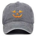 Détail de la broderie citrouille d'Halloween sur une casquette en coton gris foncé - Taille unique / Gris