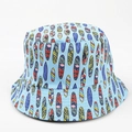 Détail d'un chapeau bob bleu clair avec imprimés planches de surf et motifs flamants - M(56-58cm) / Planches de Surf Multicolores Bleu Clair (28#)