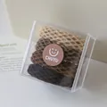 Set de 4 gomas elásticas para el pelo en tonos tierra marrón y beige en caja acrílica - Serie Té con Leche (Caja de 4)