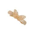 Detailaufnahme der goldenen hohlen Schmetterlings-Haarklammer mit metallischer Textur - Goldener Ausgehöhlter Schmetterling