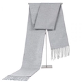 Bufanda gris minimalista para hombre con textura suave y elegantes extremos de flecos - Gris claro