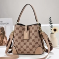 Sac seau rétro monogramme avec bordure en cuir kaki et large bandoulière imprimée - Kaki