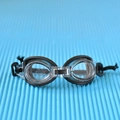 Gros plan de lunettes de natation miniatures pour poupées avec montures noires et verres. - Lunettes de Poupée (Pack de 10)