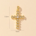 Vista dettagliata di un ciondolo a croce in zircone placcato oro da 3,3 cm per 1,8 cm - Stile Q-Croce in Zircone Trasparente Combinata a Triangolo