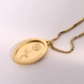 Gros plan du pendentif ovale doré avec gravure de rose et chaîne à mailles vénitiennes - Doré