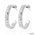 Pendientes de aro en C de acero inoxidable plateado con cinco circonitas transparentes - Circonita Blanca (PDE743) / Plateado