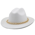 Dettaglio ravvicinato di un cappello fedora bianco con elegante catena dorata decorativa - M (56-58cm) / Bianco