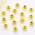 Polierte 14K goldgefüllte runde Zwischenperlen für DIY-Schmuck auf weißem Hintergrund - 3mm / 18K Gold