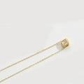 Collier doré minimaliste avec pendentif carré orné d'une lettre M en strass brillant - Lettre M (XL3420)