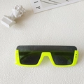 Kinder-Oversize-Sonnenbrille mit neongelbem Rahmen und dunkelgrauen quadratischen Gläsern - Neongelb