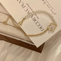 Details des Kamelien-Perlenarmband mit Goldkette und Kristallen auf weißer Seide - Kamelie Spleiß-Armband / Gold-Weiß