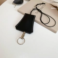 Detail eines glockenförmigen schwarzen Leder-Schlüsseletuis mit weißen Nähten - Glockenförmiger Stil / Schwarz