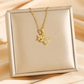 Goldene Kette mit doppeltem Kleeblatt-Anhänger, Zirkonia-Besatz und exklusiver Box - Goldene vierblättrige Blume (8387) / Gold