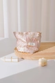 Vista detallada de bolsa cosmética de jacquard rosa con cremallera de pétalo dorado - Floral Rosa Dorado / Pequeño