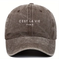 Détail d'une casquette de baseball marron délavé avec broderie blanche C'EST LA VIE PARIS - café