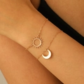 Ensemble de bracelets soleil et lune dorés avec pendentifs ajourés élégants - Ensemble Bracelet Double Couche Soleil Lune (01KC Or 11983)