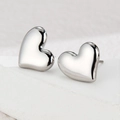 Pendientes de corazón minimalistas en acero inoxidable plateado con brillo pulido - Color Acero