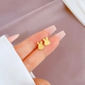 Pendientes de conejo dorados minimalistas en acero de titanio sostenidos a mano - Acero de titanio / Dorado