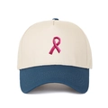 Detail der rosa Schleifenstickerei auf einer beige-marineblauen Baumwoll-Basecap - Verstellbar / Beige-Tiefblaue Krempe