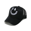 Detail van de Coffee Daze smiley borduring op een zwarte mesh trucker baseball pet - M (56-58cm) / Zwart