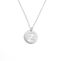 Gros plan détaillé d'un collier en acier inoxydable argenté avec pendentif lettre Z - Lettre Z (Couleur Acier)