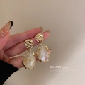 Boucles d'oreilles géométriques vintage avec finition dorée martelée et résine crème - Blanc Cassé