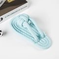 Detail eines blauen Baumwollseil-Haustierspielzeugs in Flip-Flop-Form mit fester Struktur - Gewebter Hausschuh / 17cm / Himmelblau
