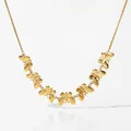 Collana con pendente a fiocco dorato con sette farfalle in acciaio inossidabile lucido - Stile Sette Farfalle Collegate (KD1077) / Oro