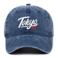 Detailaufnahme der Tokyo 3D Stickerei auf einer dunkelblauen gewaschenen Baseballkappe - Marineblau