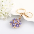 Portachiavi in lega dorata con fiori di margherita in smalto viola su piatto bianco - Viola