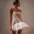 Abito corto da festa bianco con paillettes argento e piume in un set di lusso - S / Bianco Sporco