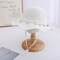 Dettaglio cappello di paglia bianco stile bohémien con decorazioni in conchiglie e perline - Circonferenza cappello 50-52cm (Consigliato 1-3,5 anni) / Bianco