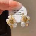 Detail of cluster pearl earrings with 925 silver studs and gold metal accents - Gold Cluster Pearl (34#)