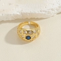 Luxe brede gouden ring met blauwe en witte zirkonia steentjes in een open ontwerp - Goud Koningsblauw Stijl (JZ0308-1)