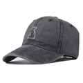 Gewaschene Vintage-Baseballkappe in Anthrazit mit minimalistischer weißer Katzenstickerei - Katzenstickerei / Schwarz