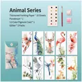 Vue à plat du kit de marque-pages aquarelle avec 10 motifs animaux, pinceau et paillettes - Fée des Animaux