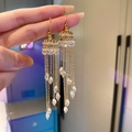 Detalle de pendientes dorados con borlas, diseño de linterna y cuentas de cristal - Borla de Cristal Dorado (5# Gancho de Oreja)