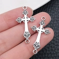 Ciondolo a croce in argento vintage con rilievi a giglio per gioielli fai da te collane - Croce Collegamento a Doppio Foro-15x30mm
