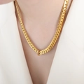 Gouden Cuban link ketting met een rechthoekige hanger bezet met vijf rode zirkonia steentjes - P1501 - Gouden Rozenketting Met Rode Zirkonia