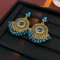 Detalle de pendientes vintage dorados con gemas azules y borlas de cuentas étnicas - Pin de acero-Dorado-Azul