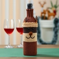 Dettaglio del copribottiglia di vino renna in maglia con orecchie 3D per Natale - Cervo