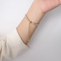 Verstelbare gouden tennisarmband met rechthoekige zirkonen gedragen om de pols - Armband 25cm / Goud