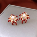 Makro-Detail vergoldeter Feuerwerk-Ohrringe mit roter Emaille und zentraler Perle - Rot & Gold (S925 Silberstift - Echtgold Vergoldet)