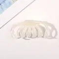 Detalle de una pinza para el pelo blanco perlado con acabado aurora sobre fondo blanco - Pinza de Calabaza Color Jelly AB