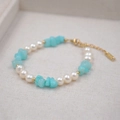 Bracciale con cristalli blu cielo e perle d'acqua dolce bianche con elegante chiusura oro - Stile Amazzonite