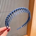 Dettaglio del cerchietto blu scuro opaco con struttura a denti ondulati antiscivolo - Blu Marino