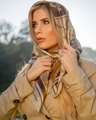 90x90cm Satin-Seidenschal mit Goldkettenmuster, getragen von Model im beigen Trenchcoat - 90*90cm / Khaki Nautisch