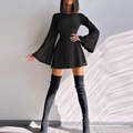 Vestido corto negro ajustado con elegantes mangas acampanadas y detalle de cordones - S / Negro