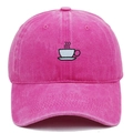 Gros plan détaillé de la broderie tasse à café sur casquette en coton rose délavé - Réglable / Rose rouge