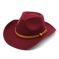 Dettaglio cappello cowboy bordeaux con fascia in similpelle marrone e fibbia decorativa - Borgogna